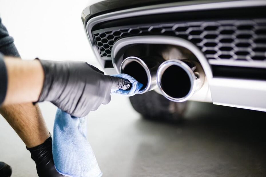 membersihkan knalpot mobil